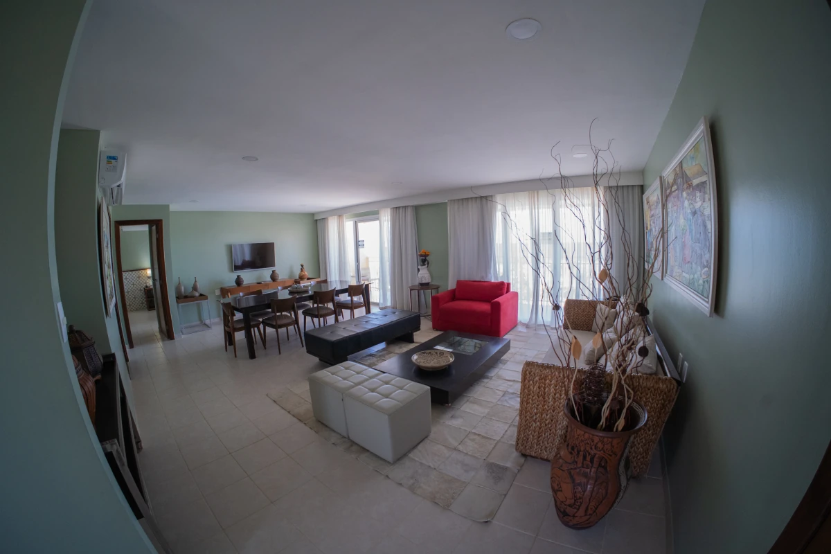 Suite Presidencial - Vista total mar e piscina. Apto com metragem e decoração diferenciada,formado por quarto,ante sala, copa, TVs de LCD, banheiro com ducha e banheira, além de uma varanda ampla.