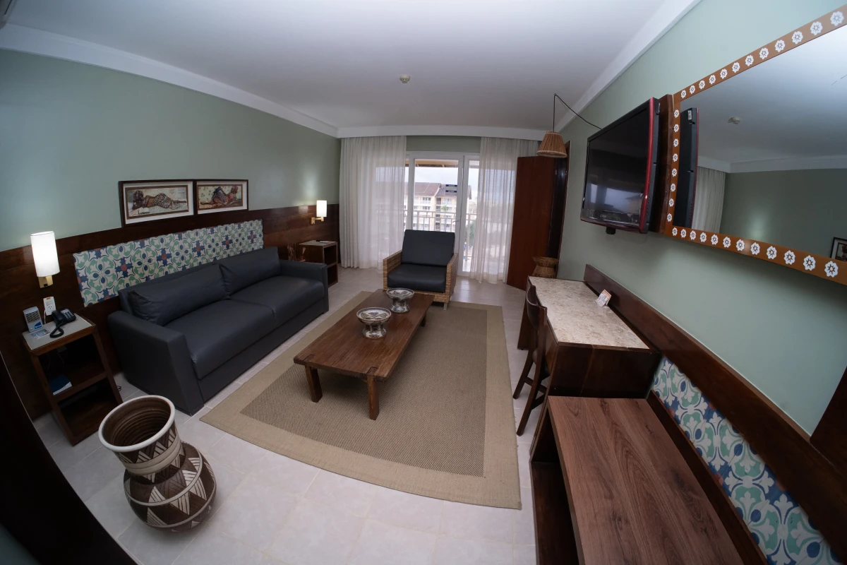 Suíte Master - Ante Sala - Ante sala climatizada, com TV de LCD com canal a cabo, poltronas, mesa de apoio e varanda.