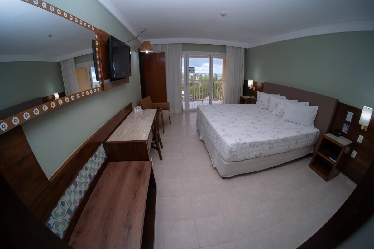 Suíte Master - Vista lateral mar. Amplo apto, com decoração diferenciada, quarto e ante sala, 2 TVs de LCD e vista lateral mar.