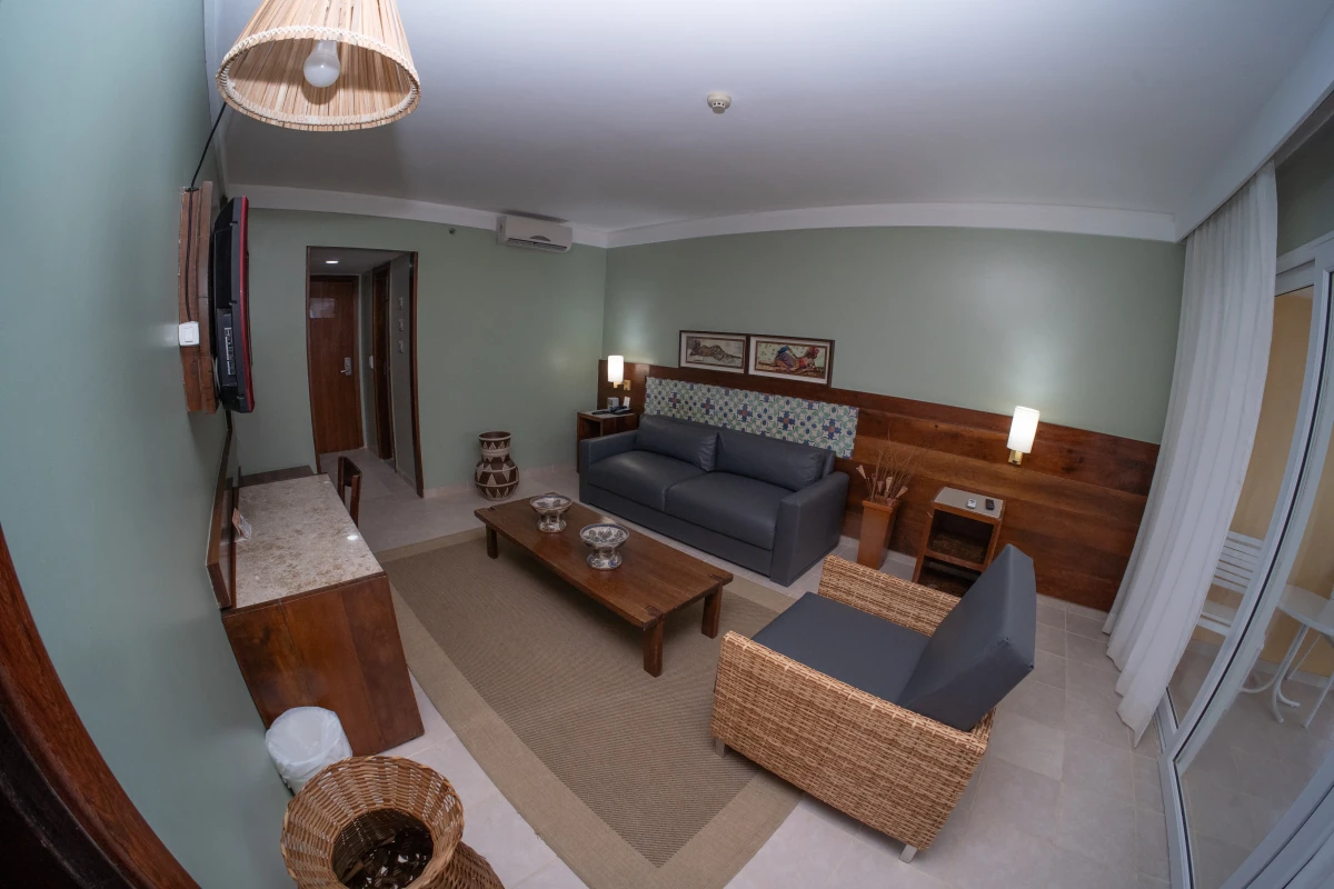 Suíte Master - Ante Sala - Ante sala climatizada, com TV de LCD com canal a cabo, poltronas, mesa de apoio e varanda.
