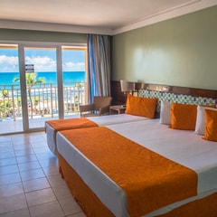 Apto luxo - Aptos com vista total frente mar. Varanda, TV de LCD com canais à cabo, ar condicionado split, cortinas blackout, telefone, frigobar, cofre eletrônico, secador de cabelo, acesso WiFi free e voltagem de 220v.