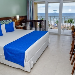 Apto luxo com berço - Aptos com vista total frente mar. Varanda, TV de LCD com canais à cabo, ar condicionado split, cortinas blackout, telefone, frigobar, cofre eletrônico, secador de cabelo, acesso WiFi free e voltagem de 220v.