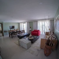 Suite Presidencial - Vista total mar e piscina. Apto com metragem e decoração diferenciada,formado por quarto,ante sala, copa, TVs de LCD, banheiro com ducha e banheira, além de uma varanda ampla.
