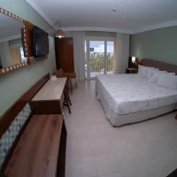 Suíte Master - Vista lateral mar. Amplo apto, com decoração diferenciada, quarto e ante sala, 2 TVs de LCD e vista lateral mar.