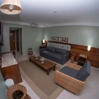 Suíte Master - Ante Sala - Ante sala climatizada, com TV de LCD com canal a cabo, poltronas, mesa de apoio e varanda.